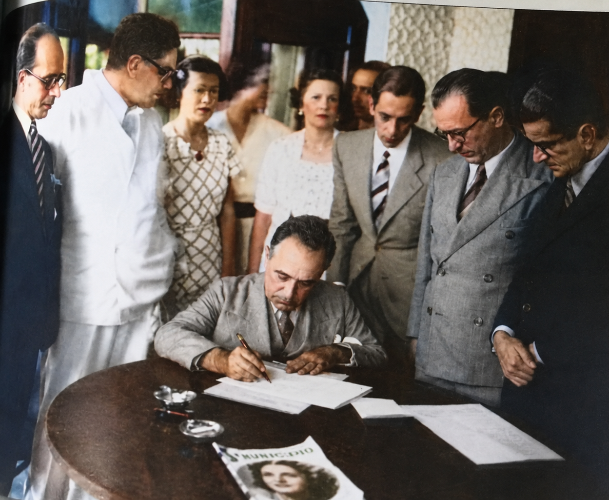 Getulio-Vargas-assina-decreto-na-fazenda-de-joao-tostes-com-ministro-Gustavo-Capanema-governador-Benedito-Valadares-Vivi-Tostes-Ilka-Andrada-Lahyr-Tostes-Augusto-de-lima-jr